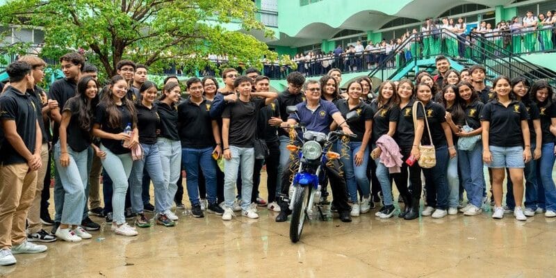 Profesor se viralizó en las redes sociales al recibir de sus alumnos una motocicleta de regalo