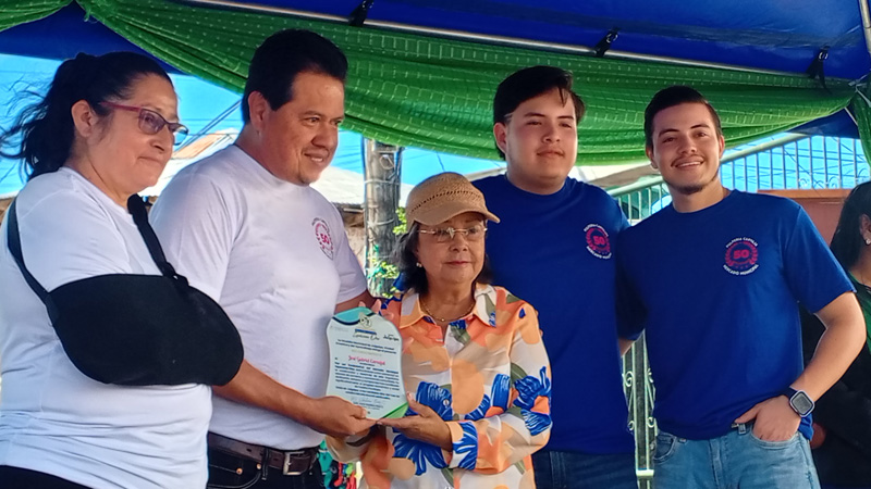 Jarot Carvajal, recibe el reconocimiento junto a sus hijos. Entrega la alcaldesa de Juigalpa. 