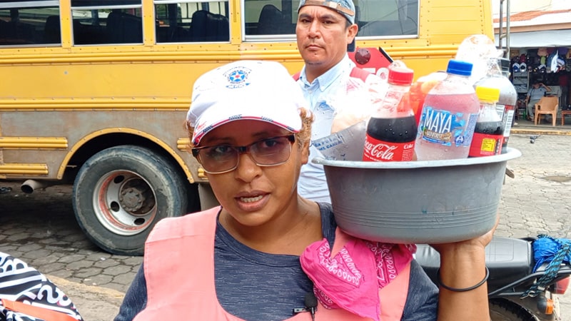 Carmen Cargas, vendedora  en los buses que salen del Mercado Central de Juigalpa. 