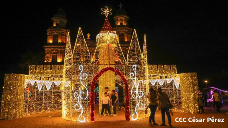 Las familias disfrutan del castillo de la navidad-Fotos cortesía del 19 Digital. 