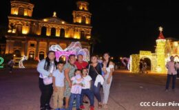 Adornos navideños ya iluminan la Plaza de la Revolución, calles, avenidas y rotondas de Managua