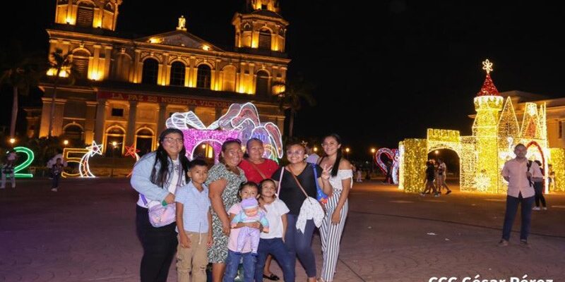 Adornos navideños ya iluminan la Plaza de la Revolución, calles, avenidas y rotondas de Managua