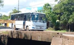 Lluvias del fin de semana socavaron uno de los laterales del puente La Gaviota, ubicado en Juigalpa