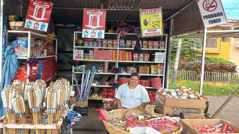 Vendedores de pólvora autorizados ya están en plena faena. 