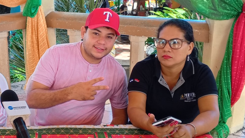 Hasel Aguilar, coordinador de la Juventud Sandinista, junto a la delegada del Mined-Juigalpa. 