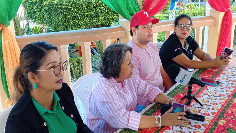 Al centro la alcaldesa de Juigalpa, licenciada María Estelbina Báez. 