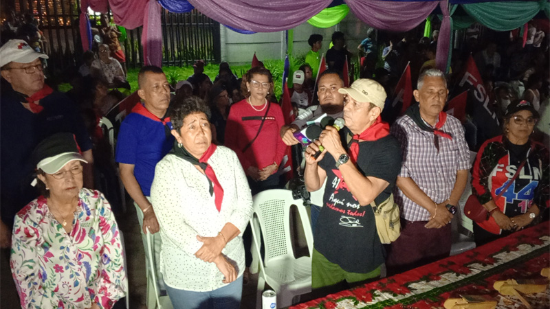 El licenciado Arístides Gómez Machado, durante el acto inaugural del árbol de la vida. 