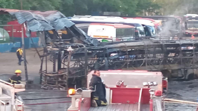 Buses incinerados en el estacionamiento de una gasolinera del Mayoreo-Managua. 