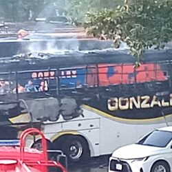 Incendio en el estacionamiento de una gasolinera destruyó dos buses Mercedes Benz, propiedad de la Empresa González