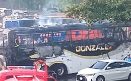 Incendio en el estacionamiento de una gasolinera destruyó dos buses Mercedes Benz, propiedad de la Empresa González