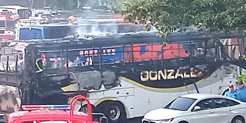 Incendio en el estacionamiento de una gasolinera destruyó dos buses Mercedes Benz, propiedad de la Empresa González