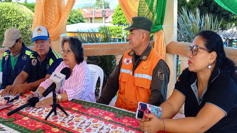 Autoridades municipales de Juigalpa, junto a los integrantes de los órganos de rescates. 