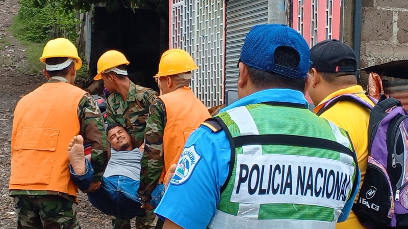 En plena acción los integrantes de la Policía y soldados de la Defensa Civil. 