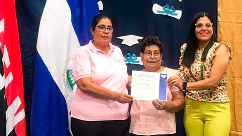 Empresarias turísticas de Boaco, reciben certificados. 