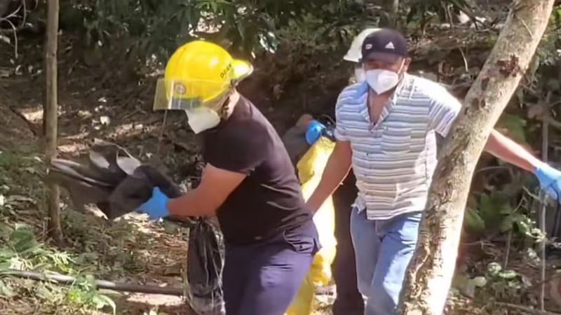 Bomberos y Policías sacan de un pozo a un hombre de identidad desconocida. 