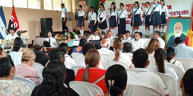 Rinden homenaje al maestro Miguel de Castilla Urbina