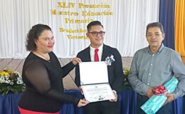 Se graduaron en la Escuela Normal 85 maestros de educación primaria