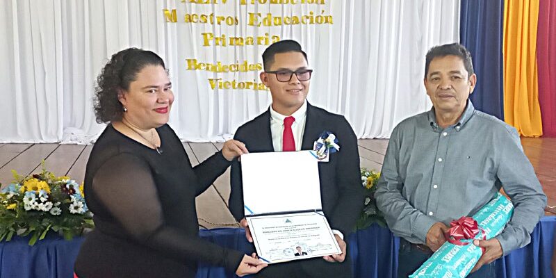 Se graduaron en la Escuela Normal 85 maestros de educación primaria