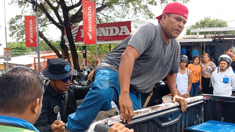 Conductor del cabezal, al momento que es detenido por agentes policiales de Juigalpa. 