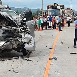 Dos motociclistas perdieron la vida al estrellarse en una camioneta que circulaba en el carril correcto