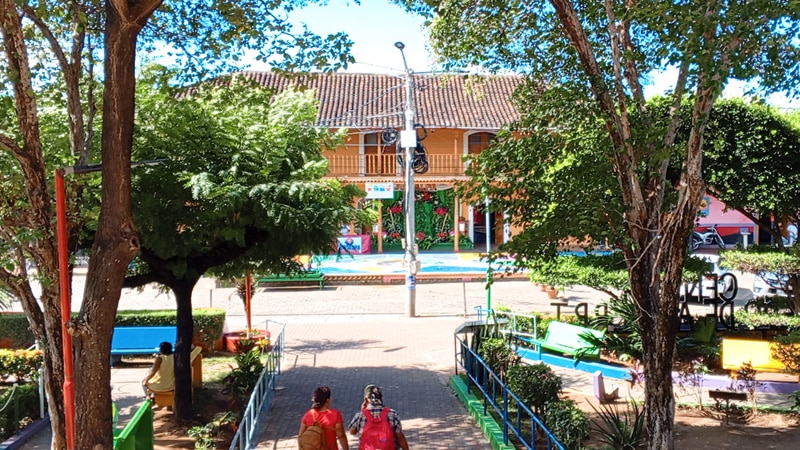 Al fondo el Palacio de la Cultura de Juigalpa. 