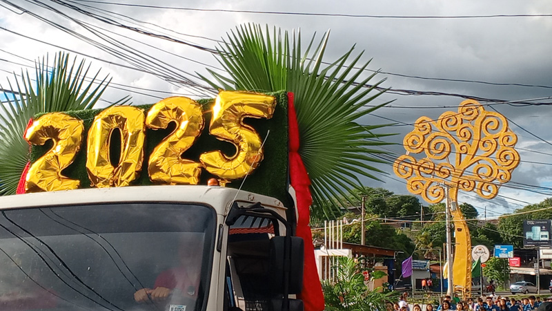 Una carroza es parte del carnaval Juigalpa 2025. 