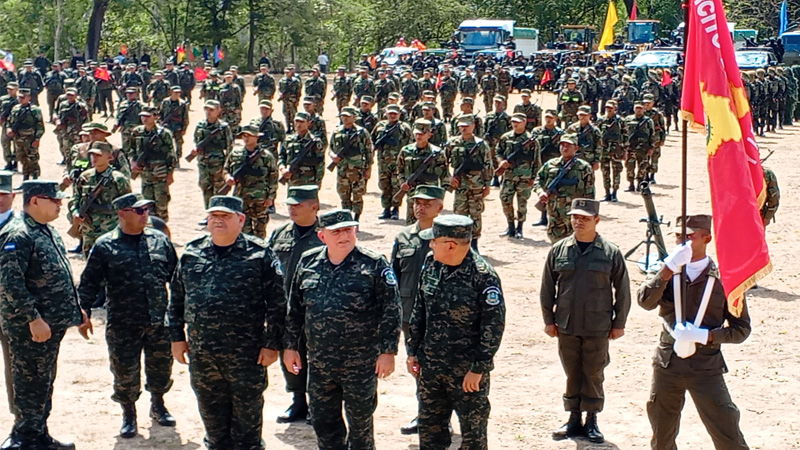 Miembros de la comandancia general, junto al general Julio César Avilés Castillo. 