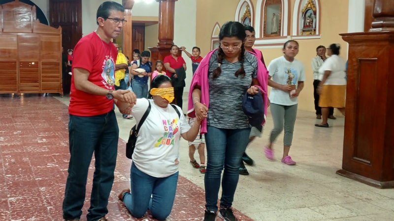 Fieles pagan sus promesas a San Sebastián en su parroquia. 