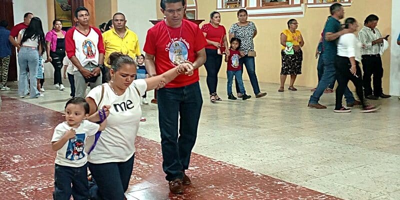 Fieles le cumplen a Dios y a San Sebastián