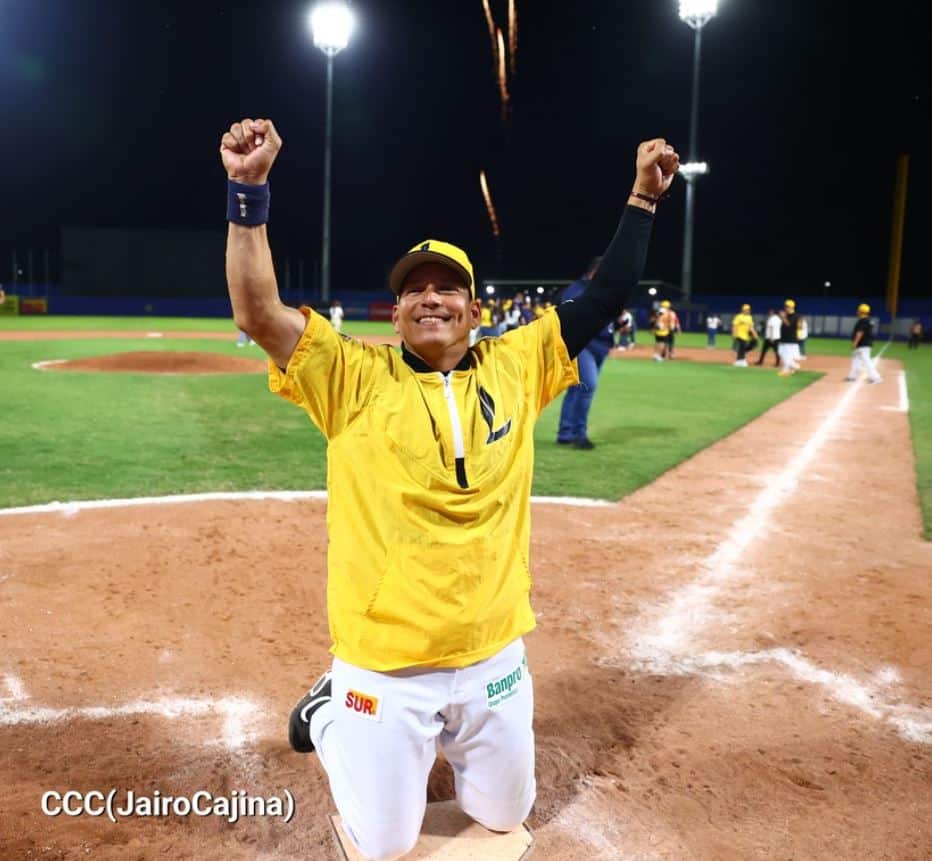 Sandor Guido, de rodilla dándole gracias a Dios por el campeonato. 