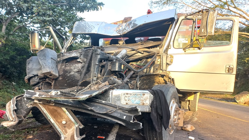 Este camión se vio involucrado en un accidente de tránsito carretera Juigalpa-El Rama. 