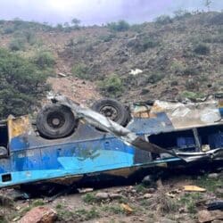 Autobús cae a un abismo y deja 28 muertos y 20 heridos en Bolivia