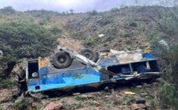 Autobús cae a un abismo y deja 28 muertos y 20 heridos en Bolivia