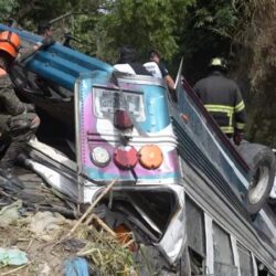 Tragedia en Guatemala. Bus cayó al fondo de un abismo y preliminarmente deja 51 fallecidos