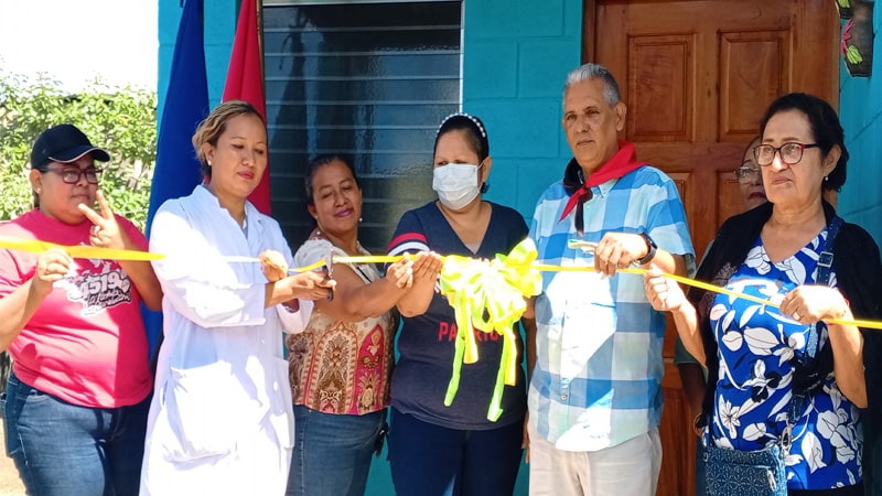 El licenciado Halil Navarrete, junto a las protagonistas cortan la cinta inaugural de las nuevas viviendas. 