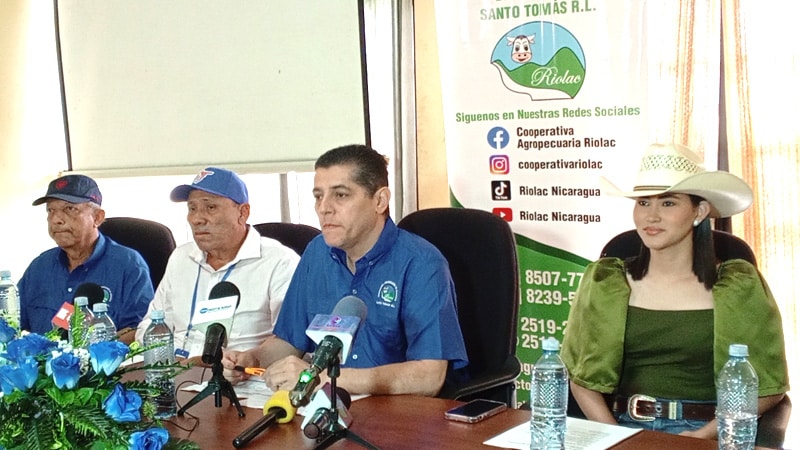 Integrantes del comité organizador de la Feria Agropecuaria Ríos de Leche, juntos al alcalde de Santo Tomás-Chontales. 