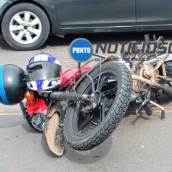 Motociclista se accidentó al encontrarse en su camino con una botella de gaseosa