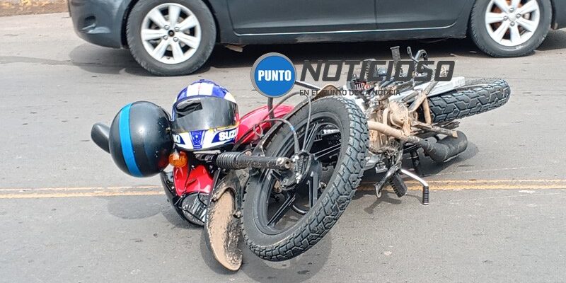 Motociclista se accidentó al encontrarse en su camino con una botella de gaseosa