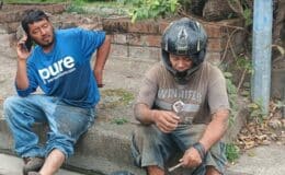 Ocupantes de una motocicleta resultaron con golpes en sus cuerpos al ser colisionados por una camioneta