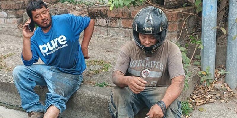 Ocupantes de una motocicleta resultaron con golpes en sus cuerpos al ser colisionados por una camioneta