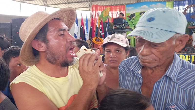 Visitante disfrutando del quesillo más grande y sabroso de Nicaragua. 