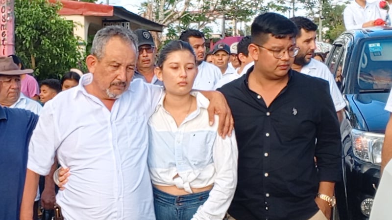 Don Julio González (padre) da el último adiós a su hijo.