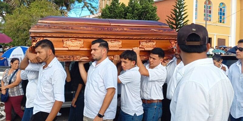 En Santo Tomás le dieron el último adiós al joven Julio César González