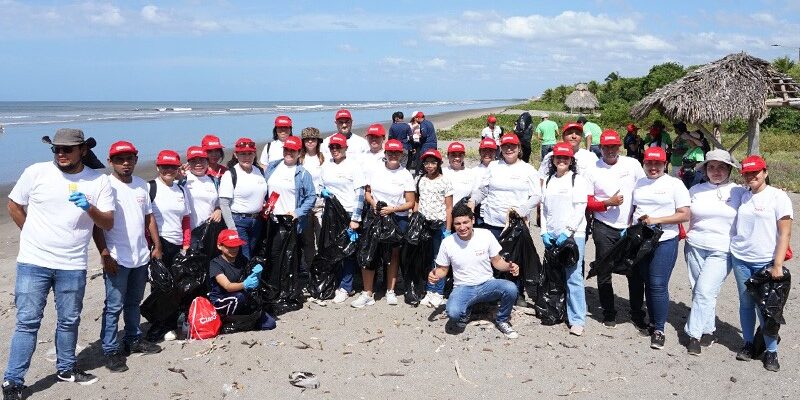 Red de voluntarios de Claro Nicaragua inició su jornada de limpieza en Playa Quizalá