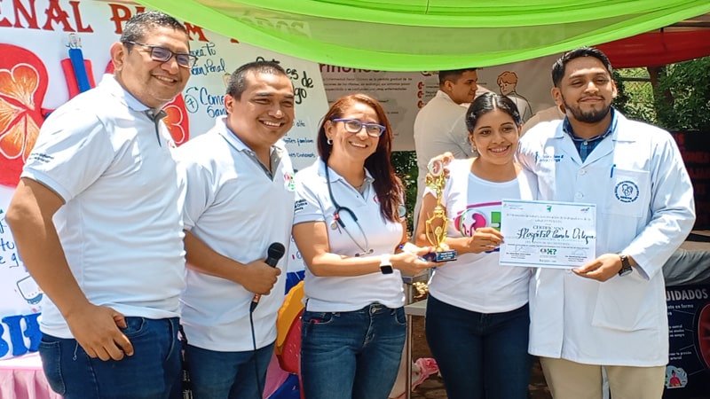 Entregan premios a los ganadores de la Liga del Saber. 