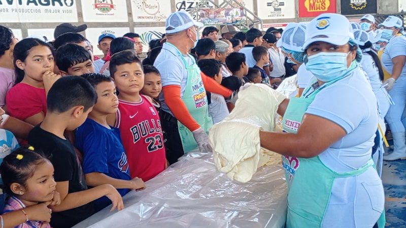 Mujeres estiran el quesillo más grande y sabroso de Nicaragua. 