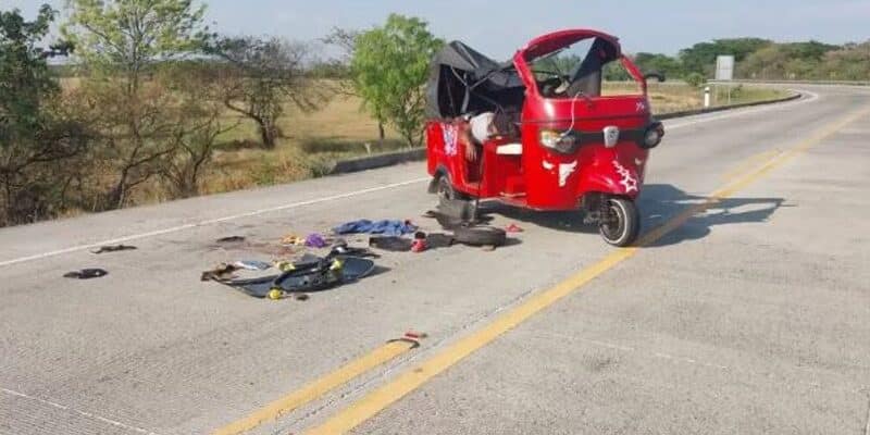 Violenta colisión entre un furgón y una moto-taxi dejó un muerto y 8 lesionados