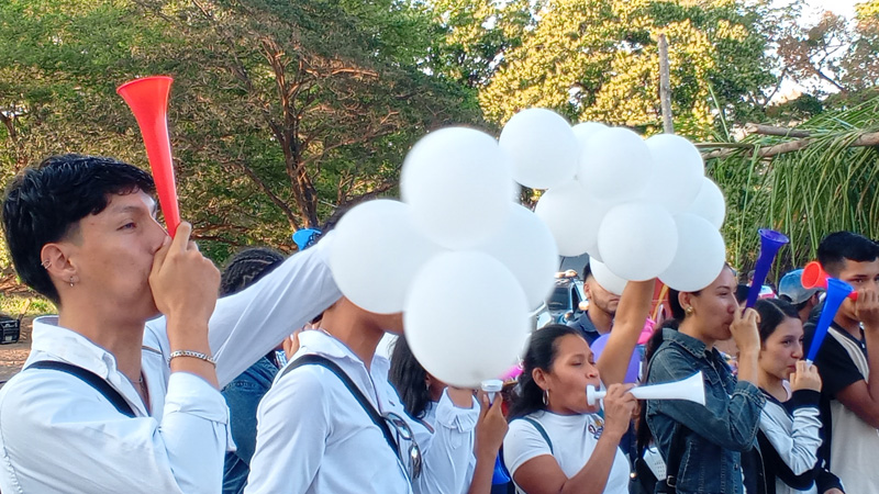 Jóvenes que apoyaron a la joven Dayanara de los Ángeles.  