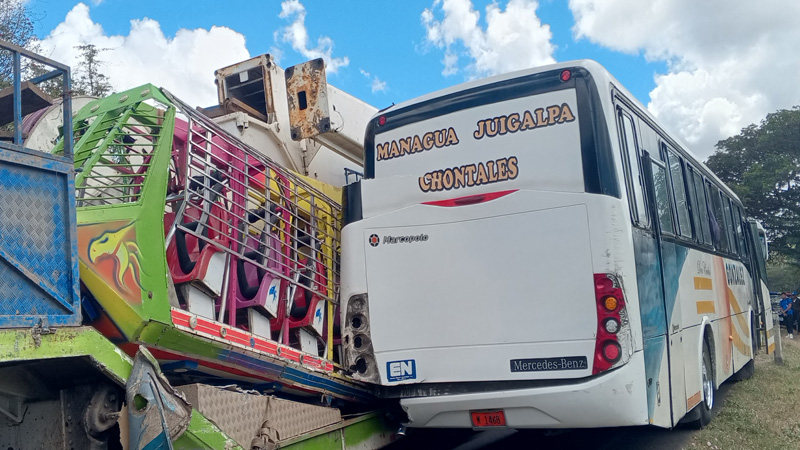 La rastra y uno de los buses involucrados en la triple colisión. 