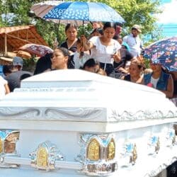 Familiares, amigos y los miembros de la iglesia evangélica “Catedral del Espíritu Santo” le dieron el último adiós al joven Oscar Eduardo